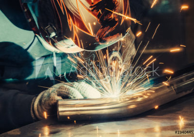 Schweisser bearbeitet ein Werkstück